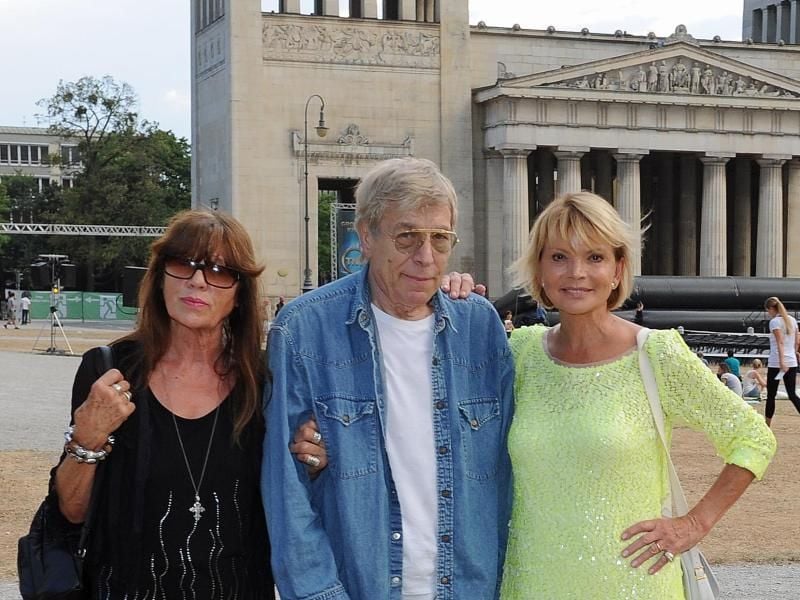 Die Regisseurin May Spils (l-r), die Schauspieler Werner Enke und Uschi Glas 2013 auf dem Königsplatz in München. Foto: Ursula Düren