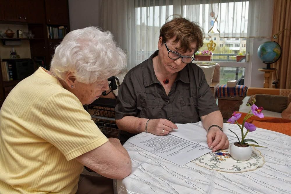 Birgit Brückmann (re.) versucht Mieterin Ursula Hesse zu helfen.