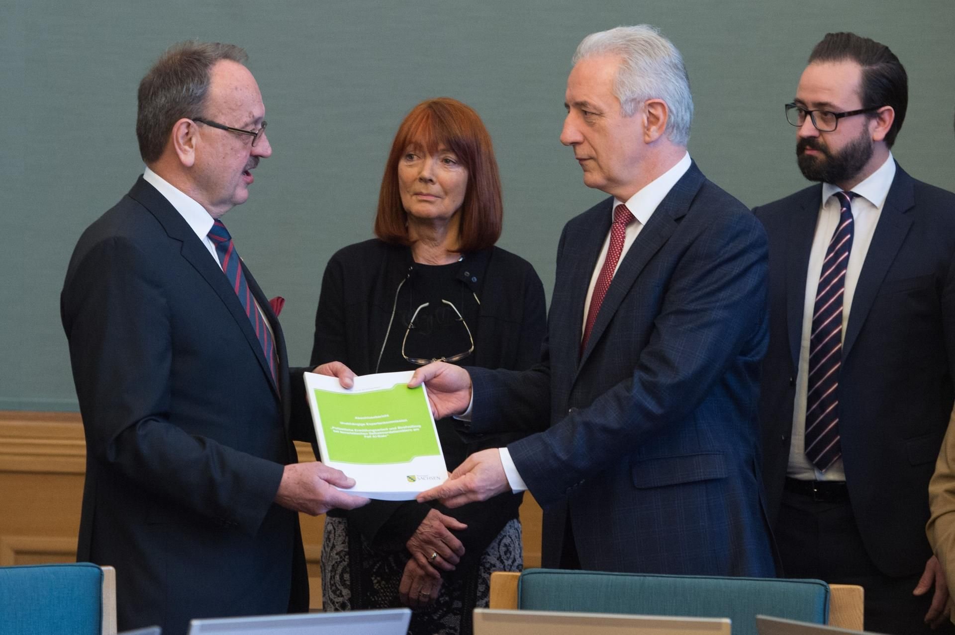 Sachsens Ministerpräsident Stanislaw Tillich (CDU, 2.v.r.) erhält in Dresden von Herbert Landau (l.) und Katharina Bennefeld-Kersten, Mitglieder des Expertengremiums, das den Fall «Al Bakr» untersucht, den Abschlussbericht.