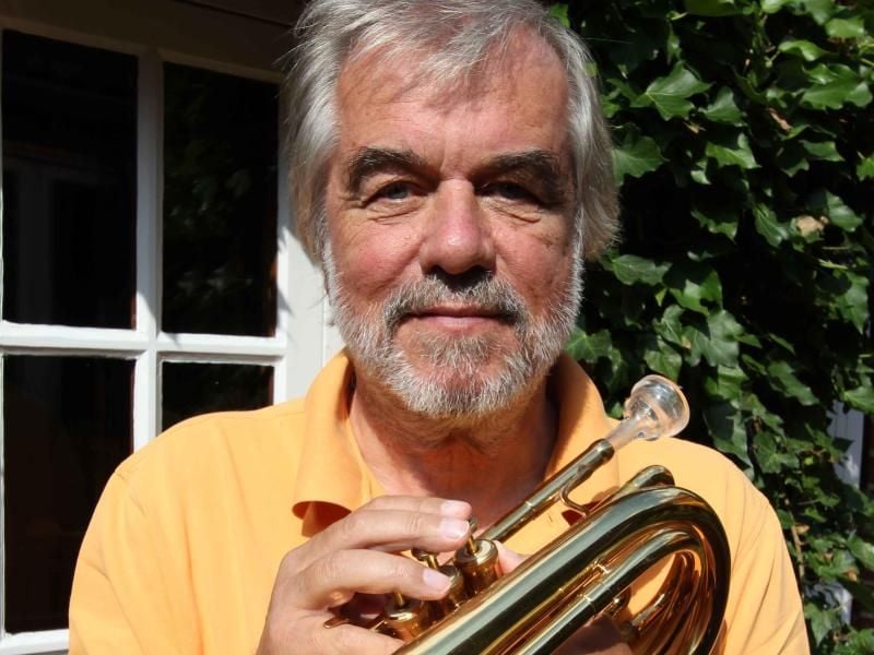 Der Sänger und Liedermacher Knut Kiesewetter im September 2011 mit einer Basstrompete im Garten seines Hauses im Kreis Nordfriesland. Foto: Wolfgang Runge