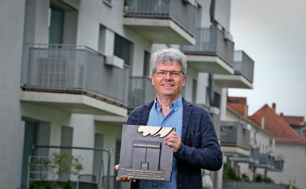 Für das Wohnkonzept des Mehrgenerationenwohnens in unmittelbarer Nähe zum Pestalozzipark hat die hallesche GWG „Eigene Scholle“ gleich zwei Auszeichnungen erhalten. Geschäftsführer Markus Tautz präsentiert mit dem Deutschen Bauherrenpreis 2020 eine davon.