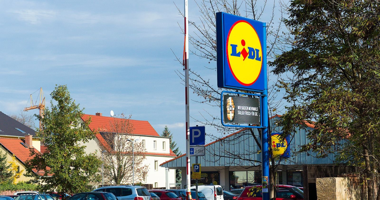 Das Schild von „Lidl“ vor einer Filiale.