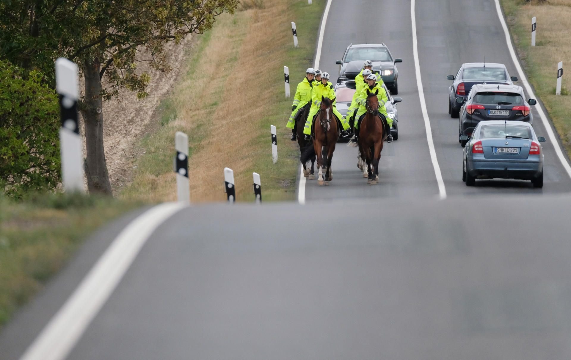 Polizisten reiten auf einer Straße bei Mattstedt entlang. Nach dem Verbot eines Rechtsrock-Konzerts in Mattstedt stellte der Veranstalter jetzt einen Antrag für Apolda.
