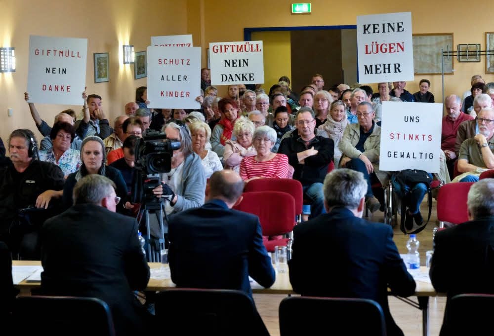 Einige Anwohner hatten Protest-Schilder mit in das Dorfgemeinschaftshaus nach Angersdorf gebracht.