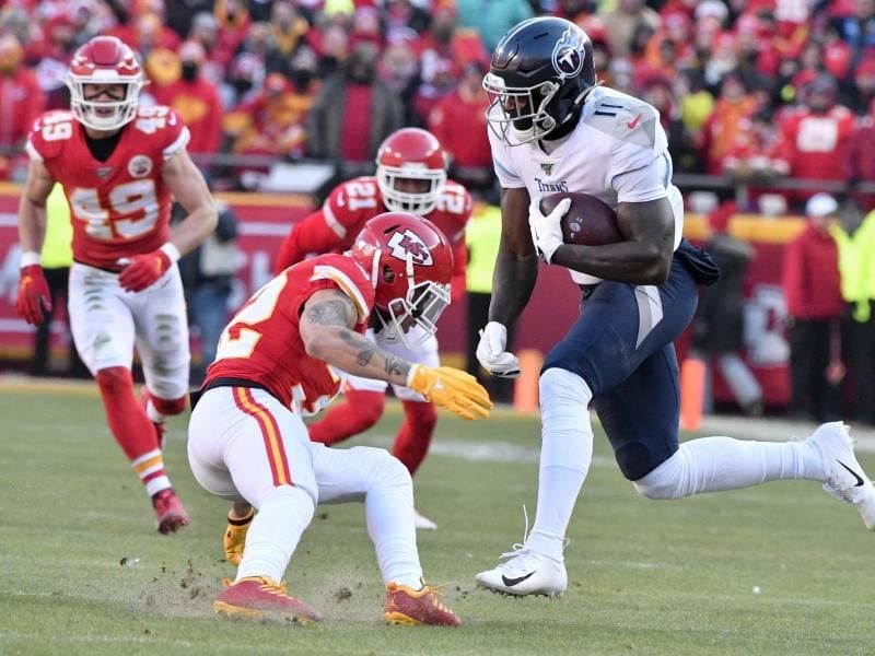 A.J. Brown (r) von den Tennessee Titans setzt sich in diesem Spielzug gegen einen Spieler der Kansas City Chiefs durch. Foto: Ed Zurga/AP/dpa