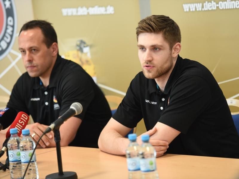 Marco Sturm (l) wird kurzfristig über einen Einsatz von NHL-Star Leon Draisaitl entscheiden. Foto: Arne Bänsch