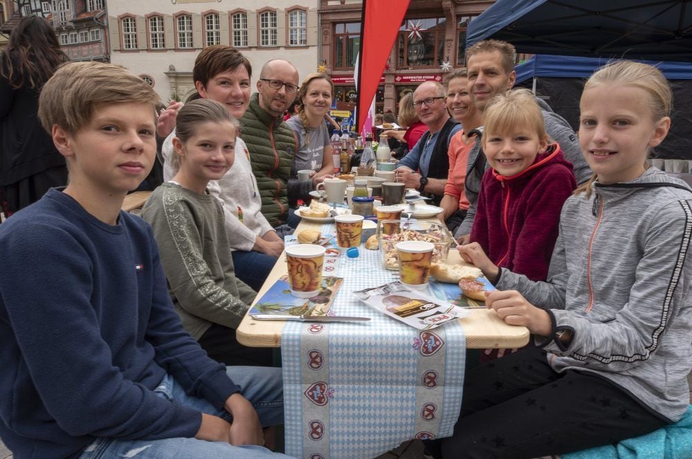 Die Familie von Andrea und Guido Nowak (5. und 6.v.l.) nimmt ganz privat am Bürgerfrühstück teil.