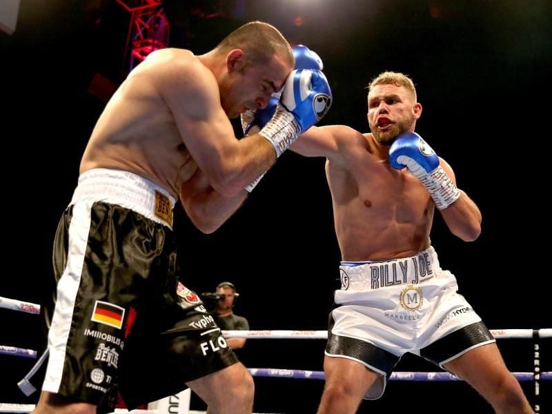 Der Engländer Billy Joe Saunders (r) schlägt Shefat Isufi aus München. Foto: Paul Harding/PA Wire