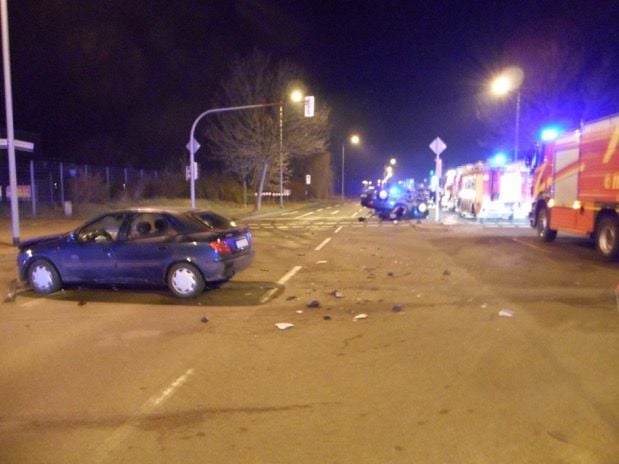An der Kreuzung Mannheimer Straße und Weststraße in Dessau ist es am Freitagabend gegen 18.40 Uhr zu einem schweren Unfall gekommen.