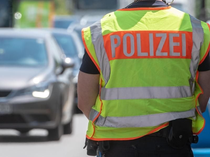 Ein Polizist an einer Kontrollstelle der Bundespolizei auf der Autobahn A 3. Foto: Armin Weigel