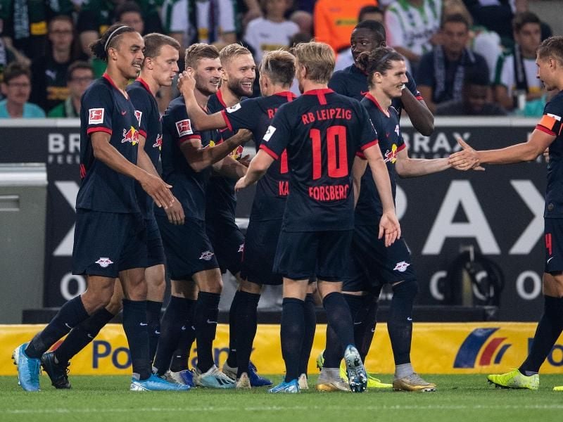 Die RB-Spieler freuen sich über den Sieg in Gladbach und die Tabellenführung. Foto: