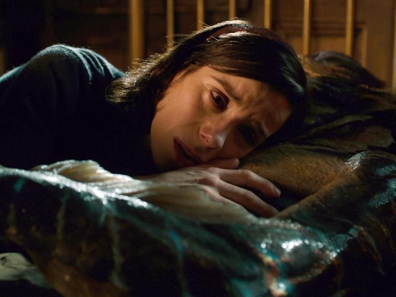 Verspielt, bildgewaltig und berührend: „Shape of Water” erzählt von einer Putzfrau (Sally Hawkins), die in einem Forschungslabor ein eingefangenes Wasserwesen (Doug Jones) kennen- und lieben lernt. Foto: Twentieth Century Fox