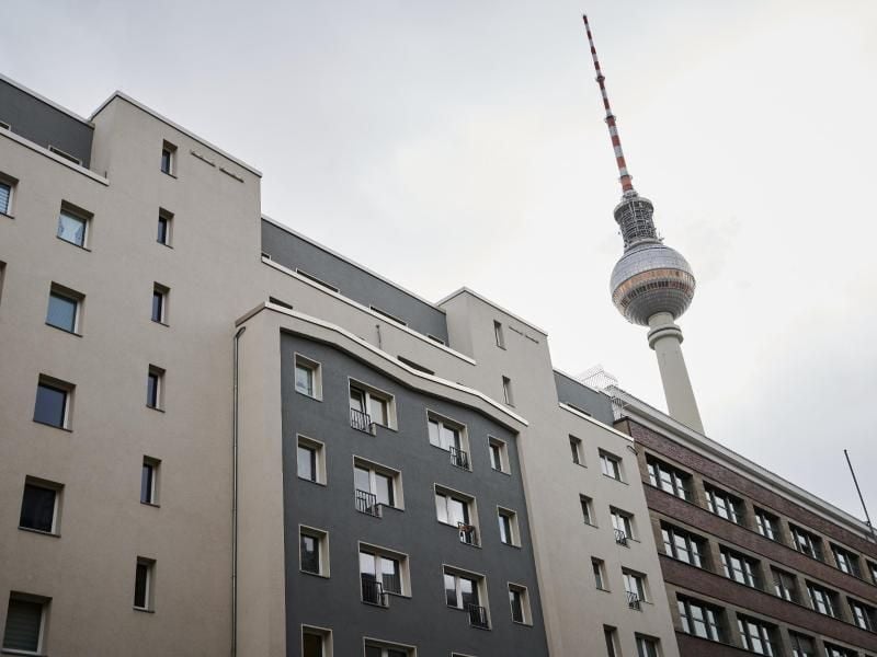 Der Fernsehturm steht hinter Häusern mit Mietwohnungen. Foto: Annette Riedl/dpa