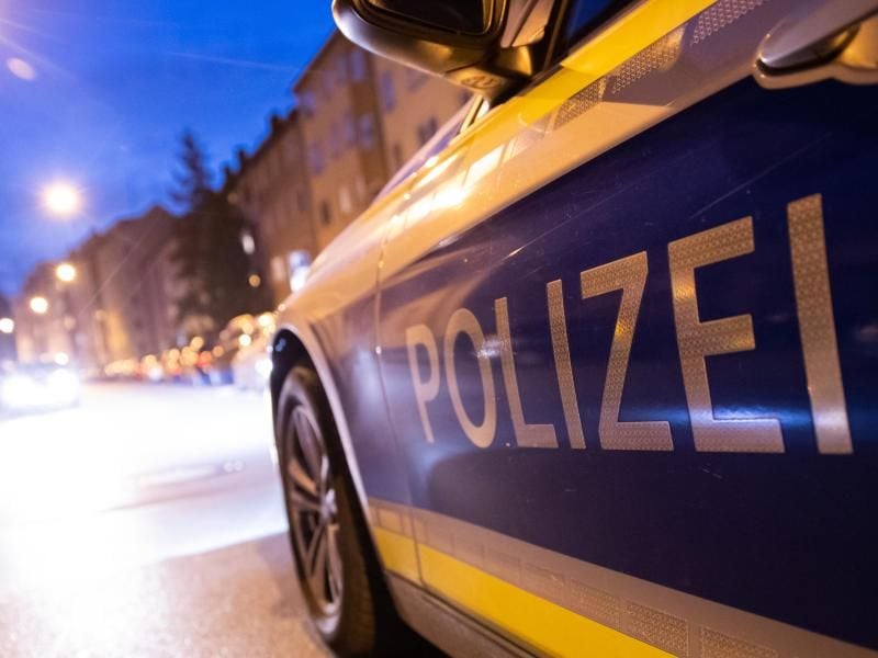 Ein Polizeiauto steht im Nürnberger Stadtteil St. Johannis. Foto: Daniel Karmann