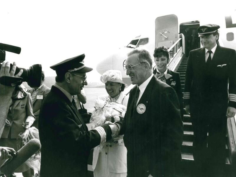 Heinz Ruhnau (r) wird 1989 auf dem Flughafen Leipzig/Halle begrüßt. Foto: Lufthansa/dpa/Archivbild