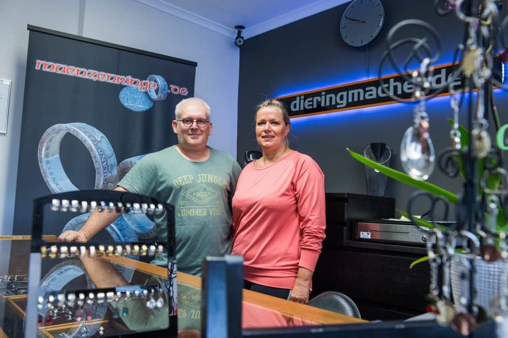 Die Ringmacher: Der Naumburger René Breite ist ab sofort mit seinem individuellen Schmuck im Naumburger Steinweg ansässig. Unterstützt wird er von seiner Frau Annett Schindler.
