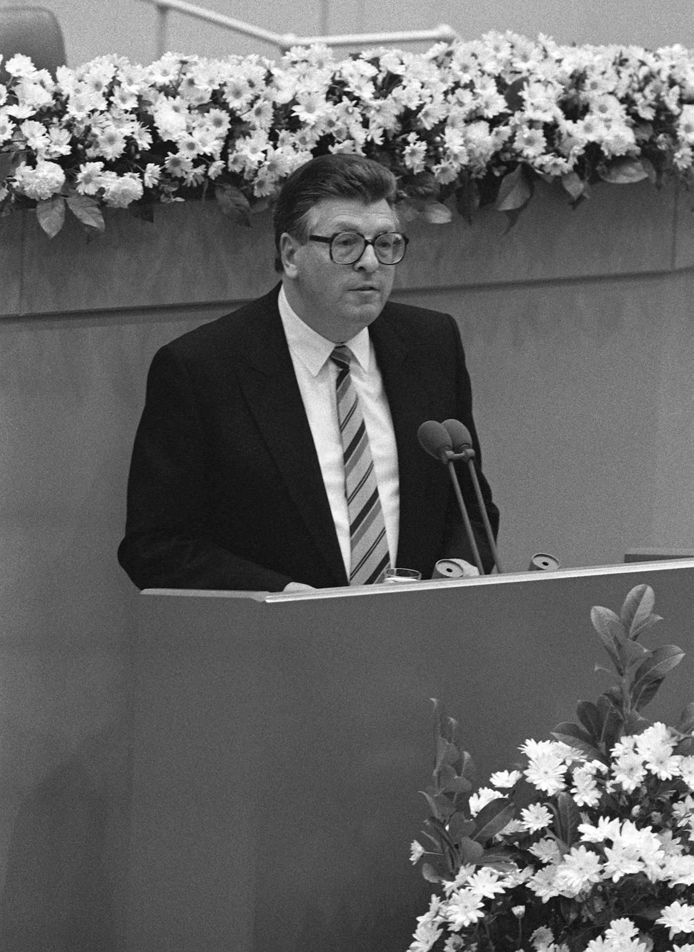 Bundestagspräsident Philipp Jenninger (CDU) während seiner Rede zum 50. Jahrestag der Reichpogromnacht am 10. November 1988 im Deutschen Bundestag.