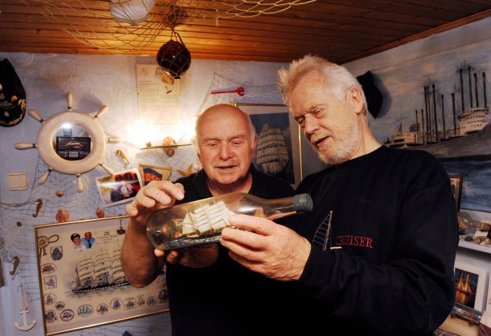 So schön wie das maritime Zimmer bei Detlef Traue (li.) war auch eine Wand im einstigen Vereinsdomizil hergerichtet. Nach der Schließung der Gaststätte Weidensol, in der sich der Verein bisher traf, kann er mit Eberhard Rogner nur in Erinnerungen schwelgen.
