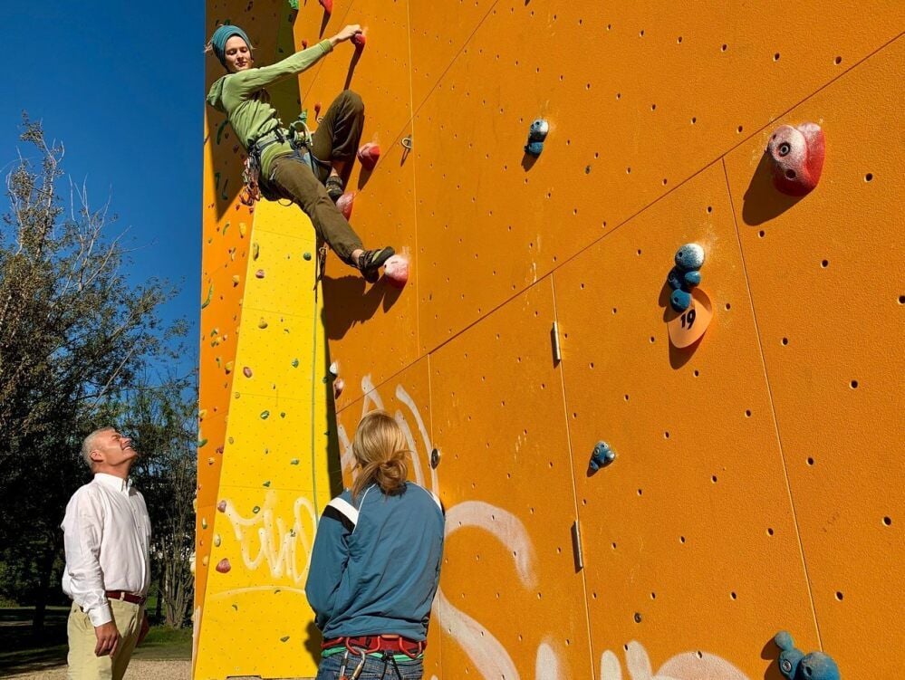 Holger Stahlknecht beobachtet Henrike Weise (in der Wand) und Christiane Weise am Kletterturm am Thüringer Bahnhof.