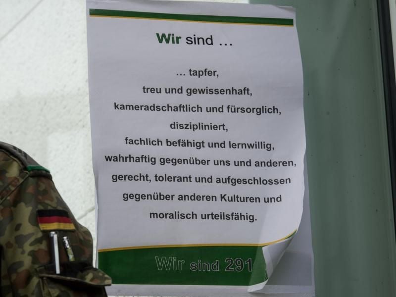 Selbstverpflichtung: Vor dem Gebäude des Jägerbataillons 291 der Bundeswehr in Illkirch erklärt ein Plakat die Tugenden der Soldaten. Foto: Patrick Seeger