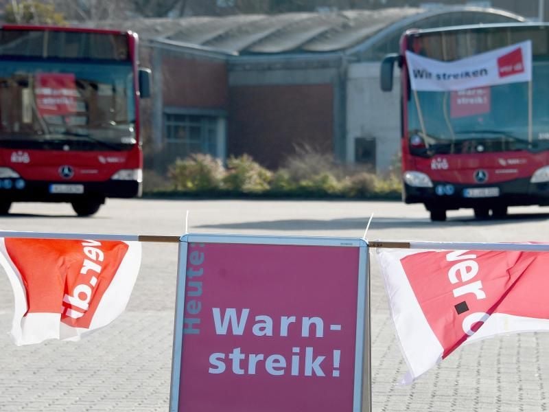 Ein "Warnstreik"-Schild" steht auf dem Hof des KVG-Depots. Foto: Carsten Rehder/dpa/Archivbild