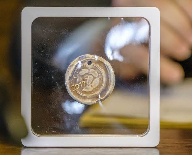 Nicht als Eintrittsplakette, sondern als Liebhaber- und Sammlerstück ist in diesem Jahr die Plakette zu „Luthers Hochzeit“ zu haben. Eine Plakette kann für drei Euro erworben werden.