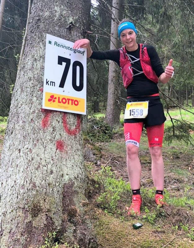 Marlene Brinckmann (Füchse Hassenhausen) freut sich über den erfolgreich absolvierten Supermarathon beim Rennsteiglauf.