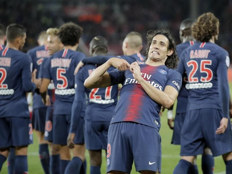 Edinson Cavani (2.v.r) freut sich nach seinem Treffer zum 3:1 für die Pariser. Foto: Michel Euler/AP