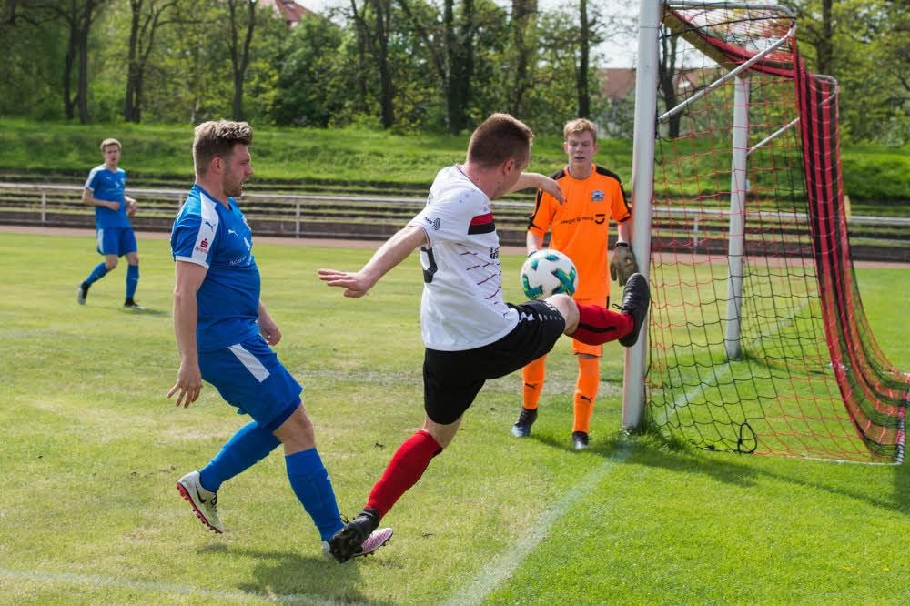 Landesliga-Aufsteiger SC Naumburg - hier versucht der zweifache Torschütze Carl Hoffrichter, den Ball vor der Grundlinie nach innen zu flanken - bezwang am Sonnabend den Tabellenletzten Askania Bernburg II mit 3:1.
