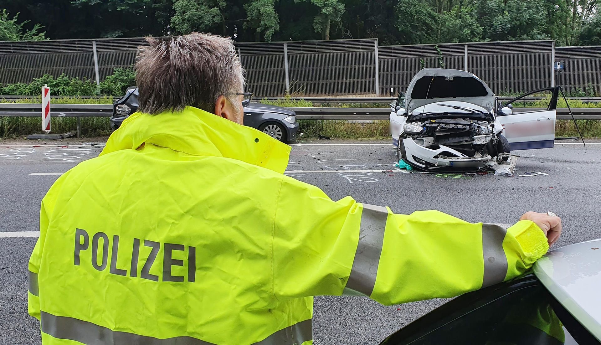 Nordrhein-Westfalen, Veltheim: Ein Polizist steht an einer Unfallstelle auf der Autobahn 2 nahe der Landesgrenze zwischen NRW und Niedersachsen.