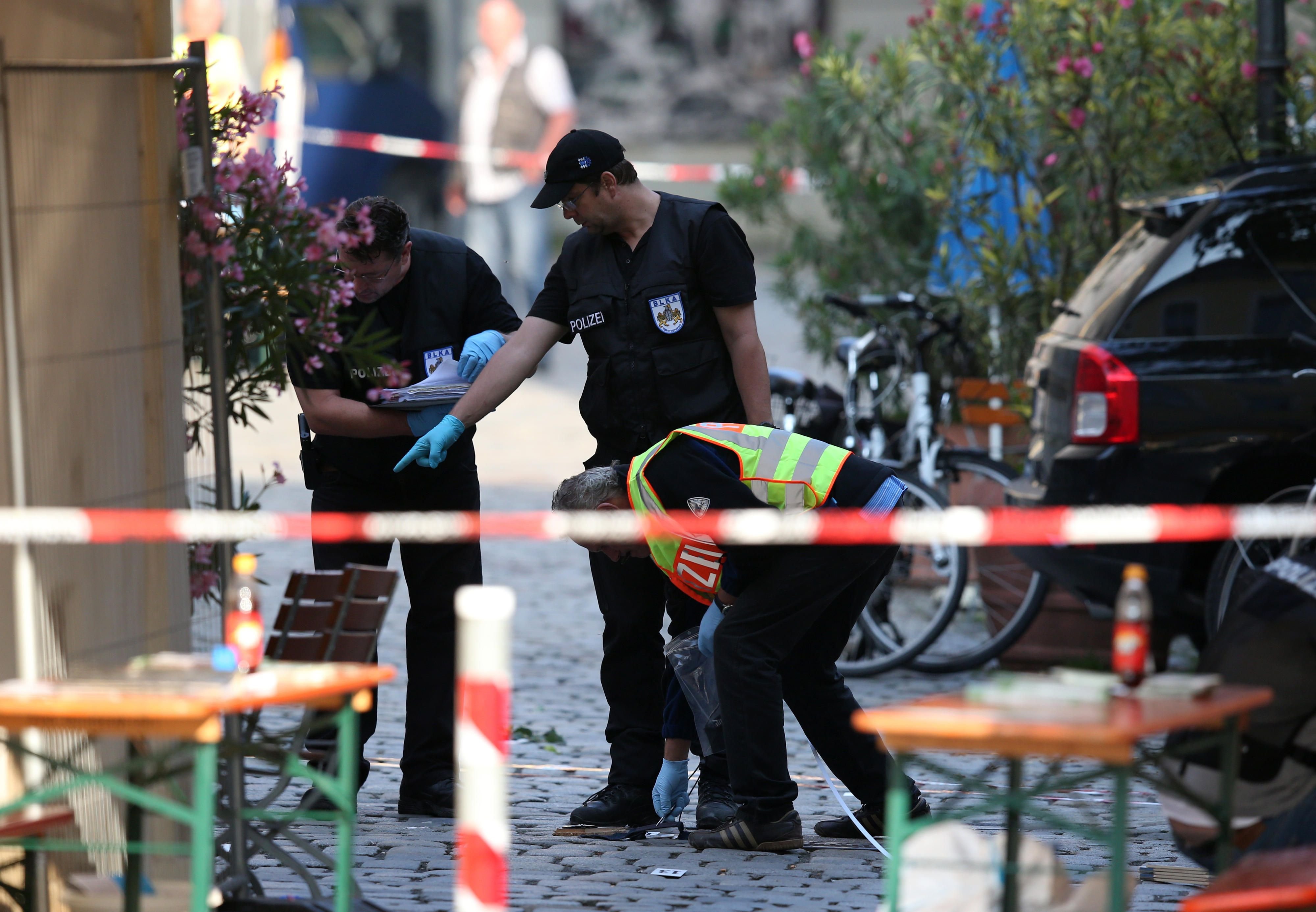 Ermittler der Spurensicherung untersuchen auch in den Morgenstunden noch den Tatort in Ansbach.