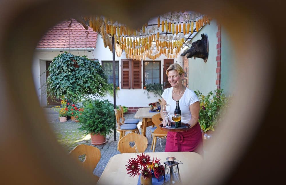Christine Preuße empfängt ihre Gäste bei schönem Wetter gern mal im Hof am Gasthaus.