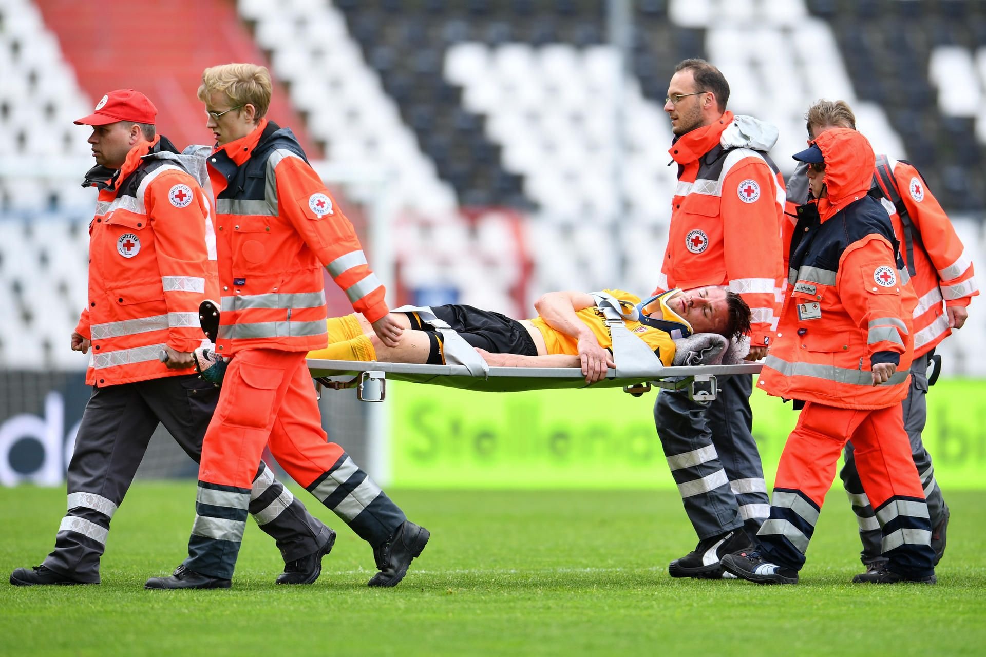 Dresdens Stefan Kutschke wird verletzt vom Platz getragen.