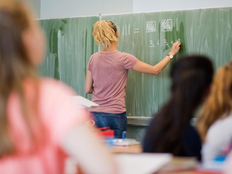 Bundesweit meldeten sich nach einem Bericht der Bundesagentur für Arbeit in den Sommerferien 2017 rund 4900 Lehrkräfte arbeitslos. Foto: Julian Stratenschulte/Symbolbild
