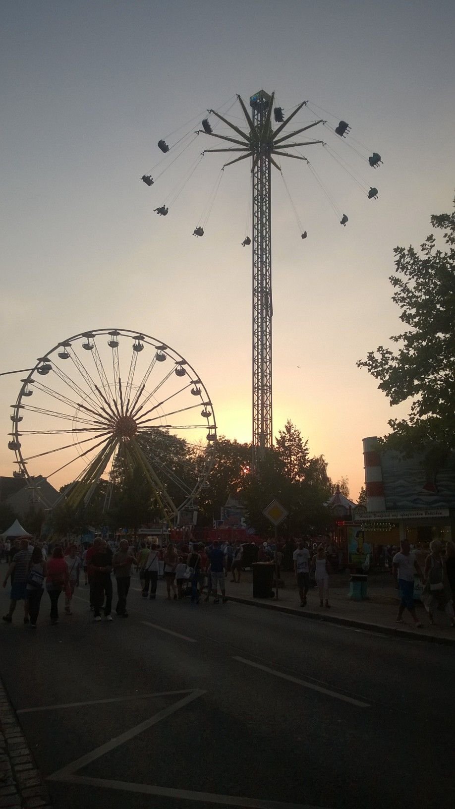 Die Sonne geht langsam über dem Landesfest unter.