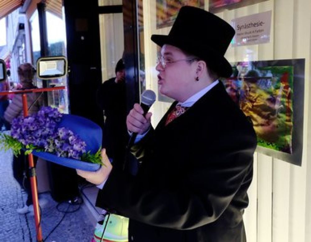 Michel Luca Krause versteigert künstlerisch gestaltete Hüte.