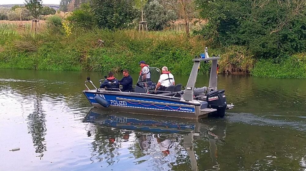 Mit einem Boot der Wasserschutzpolizei wird die Unstrut abgesucht. Männer hatten am Freitag gemeldet, ein Krokodil gesehen zu haben.