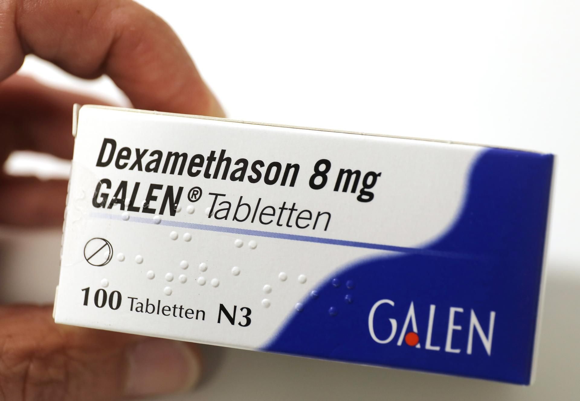Dexamethason könnte einer Studie zufolge zwar die Sterberate bei schweren Covid-19-Verläufen senken - prophylaktisch sollte man das Medikament aber keinesfalls einnehmen.