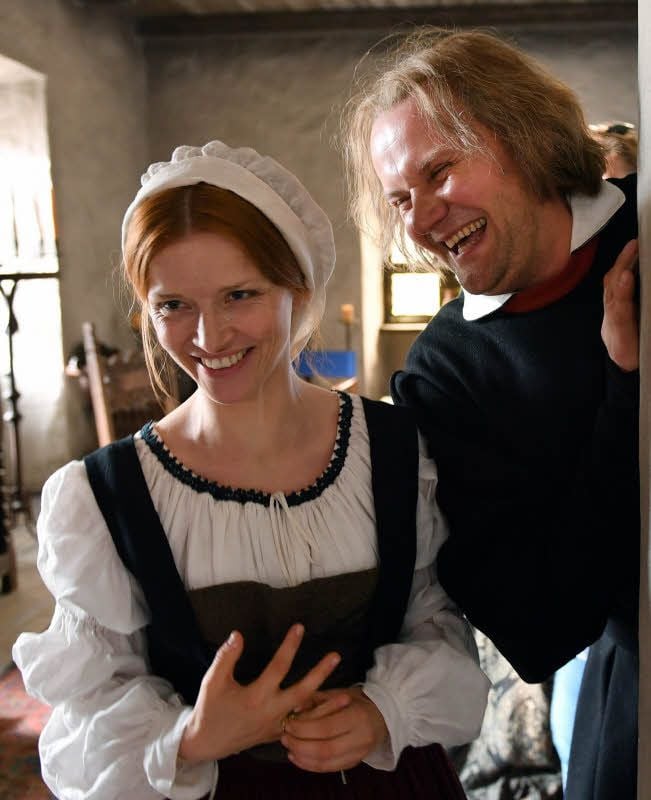 Die Schauspieler Karoline Schuch und Devid Striesow scherzen im Juni 2016 am Filmset bei den Dreharbeiten für „Katharina Luther“.