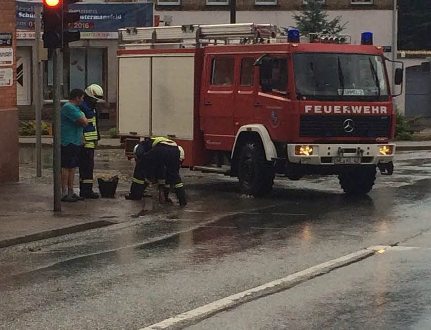 In Klostermansfeld musste die Feuerwehr ausrücken, um Gullydeckel zu öffnen, damit das Wasser besser abfließen konnte.