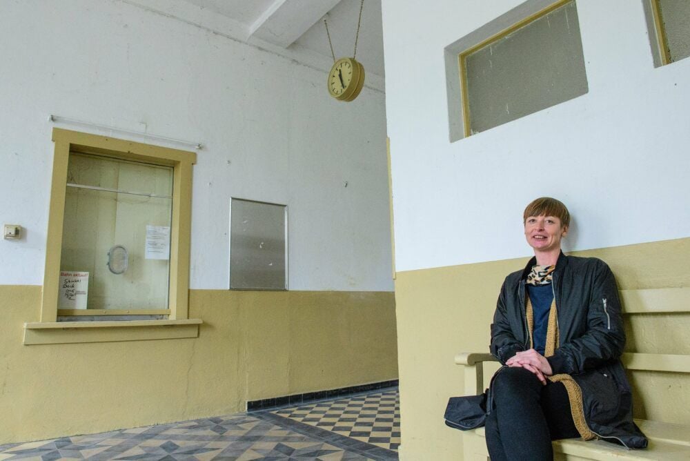 Die Leipzigerin Jana Fischer ist seit 2016 Eigentümerin des Bahnhofsgebäudes in Nebra.
