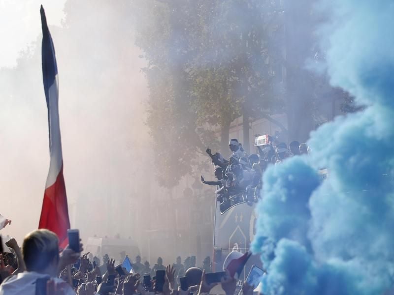 Hunderttausende feiern die Nationalmannschaft auf der Pariser Prachtstraße Champs-Élysées. Foto: Thibault Camus