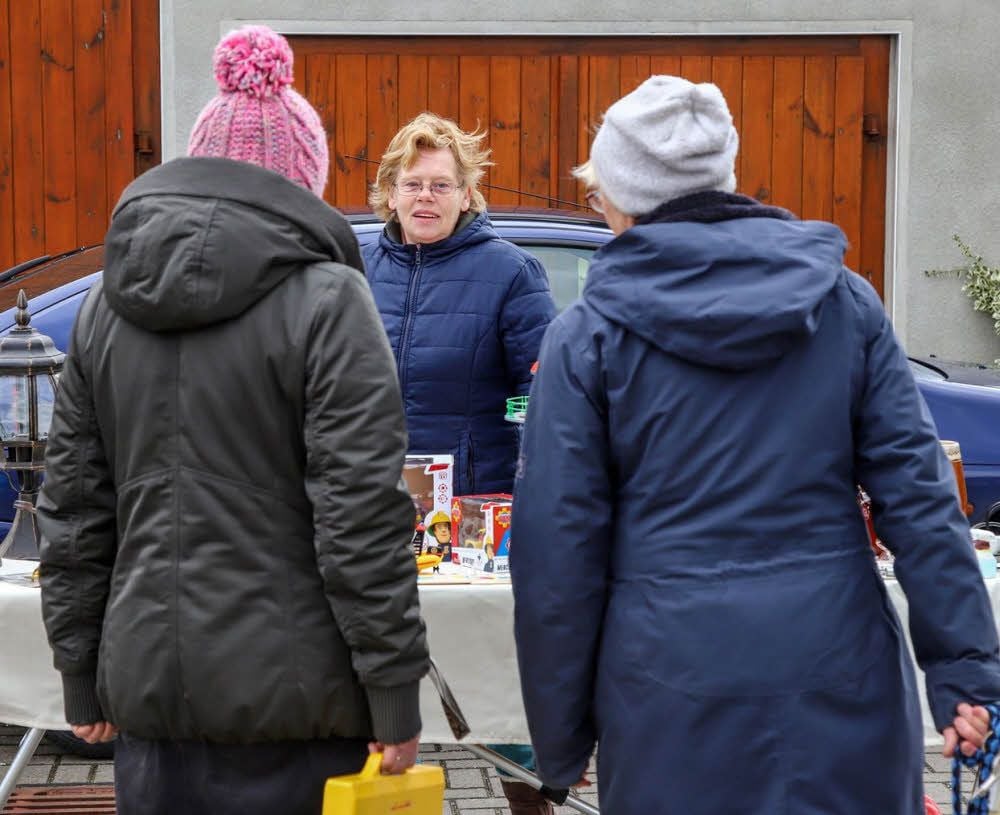 Für Ursula Winter war der Hofflohmarkt in Wüstemark eine gute Gelegenheit, nicht mehr benötigte Dinge an den Mann oder die Frau zu bringen. Hauptsache, es wird wieder Platz geschaffen.