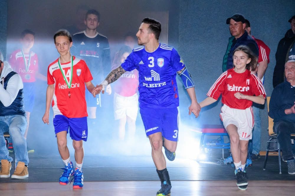 Wenige Tage nach seinem 30. Geburtstag läuft HCB-Spielmacher Kenny Dober mit großer Show ein. Er wirft sechs Tore, verwandelt alle Siebenmeter, kann die Heimniederlage gegen Pirna/Heidenau aber nicht verhindern.