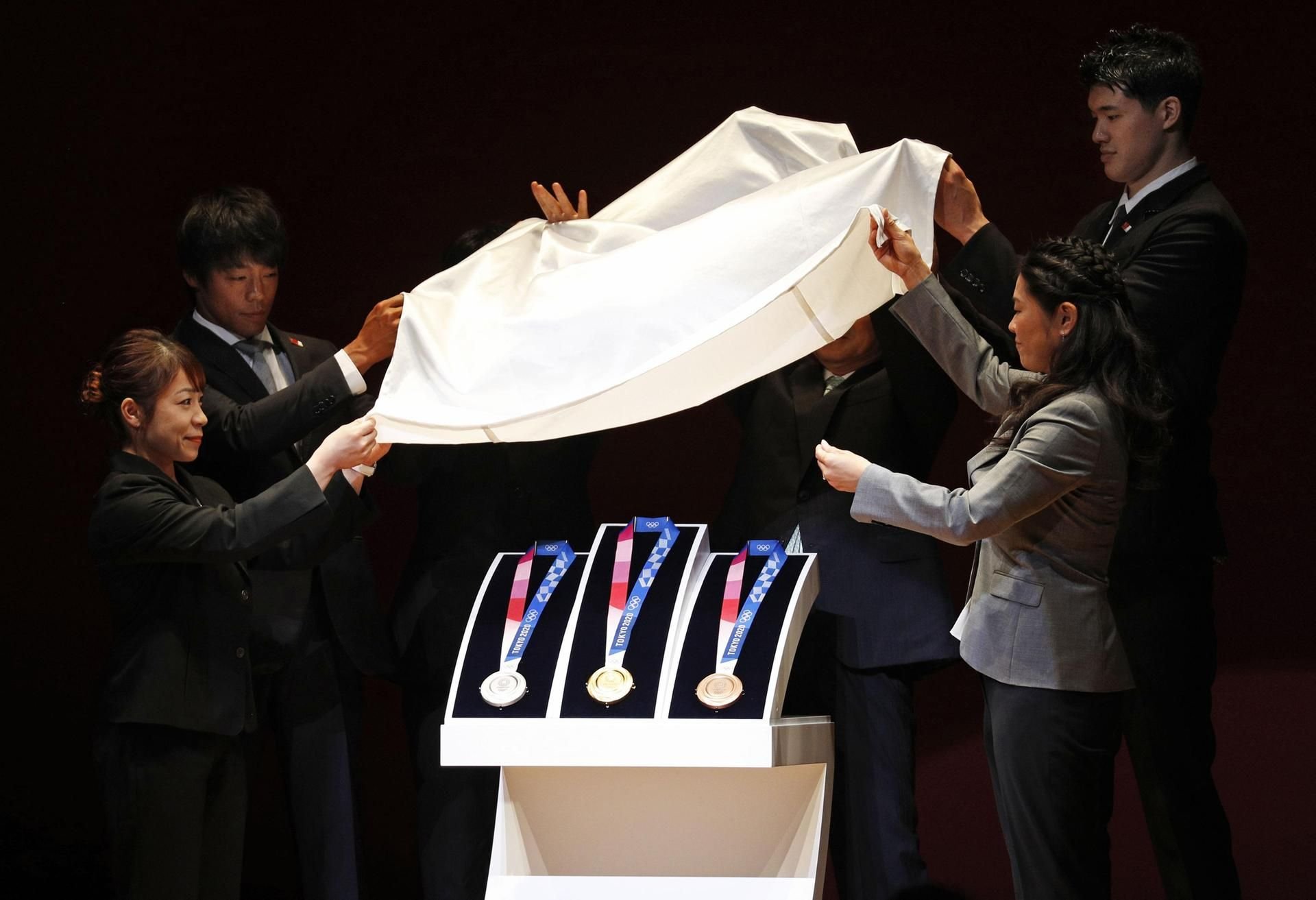 Gold-, Silber- und Bronzemedaillen für die Olympischen Spiele 2020 in Tokio werden bei einer Veranstaltung präsentiert.