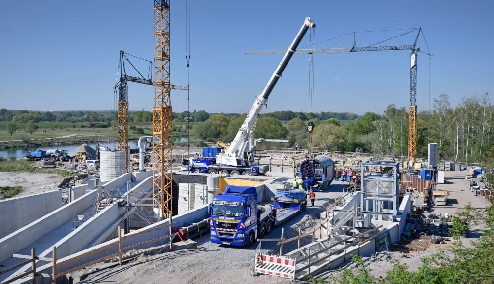 Die Bauteile werden mit Sondertransporten aus Österreich angeliefert.