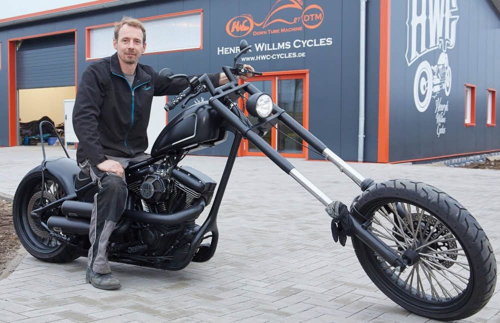 Henryk Willms ist mit seiner Motorradschmiede jetzt in Bernburg ansässig.