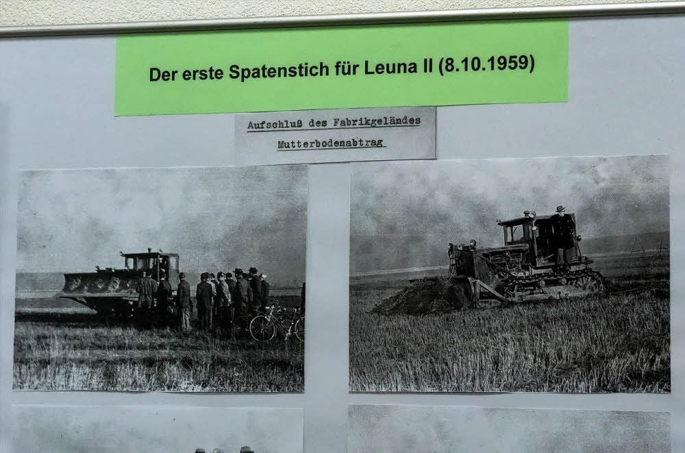 Mit einer sowjetischen Planierraupe begann der Bau von Leuna II.