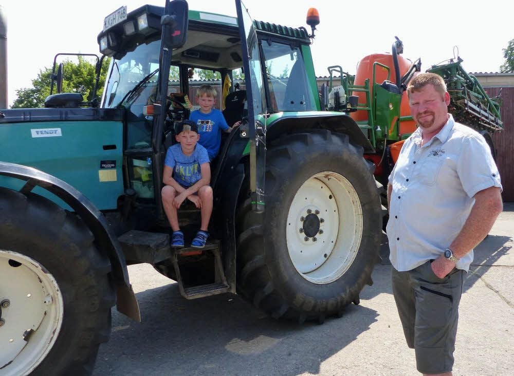 Große Technik ganz nah: Während der Feldflur heißt es auch Probesitzen im großen Traktor.