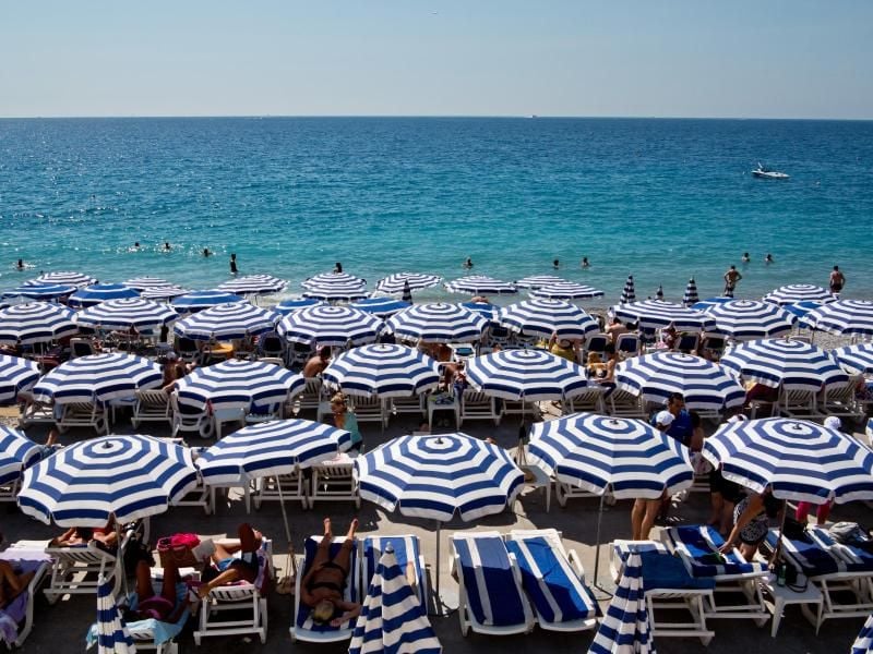 Baden in Nizza: Wenn der erhoffte Badeurlaub ins Wasser fällt, müssen Pauschalurlauber mit hohen Stornokosten rechnen. Foto: Daniel Karmann/dpa-tmn